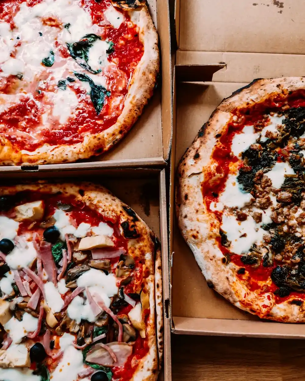 Duas pizzas dentro das caixas de entrega