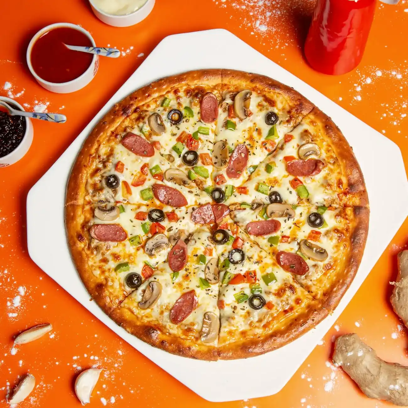 Pizza de calabresa, cogumelo, azeitona e pimentão sobre fundo laranja