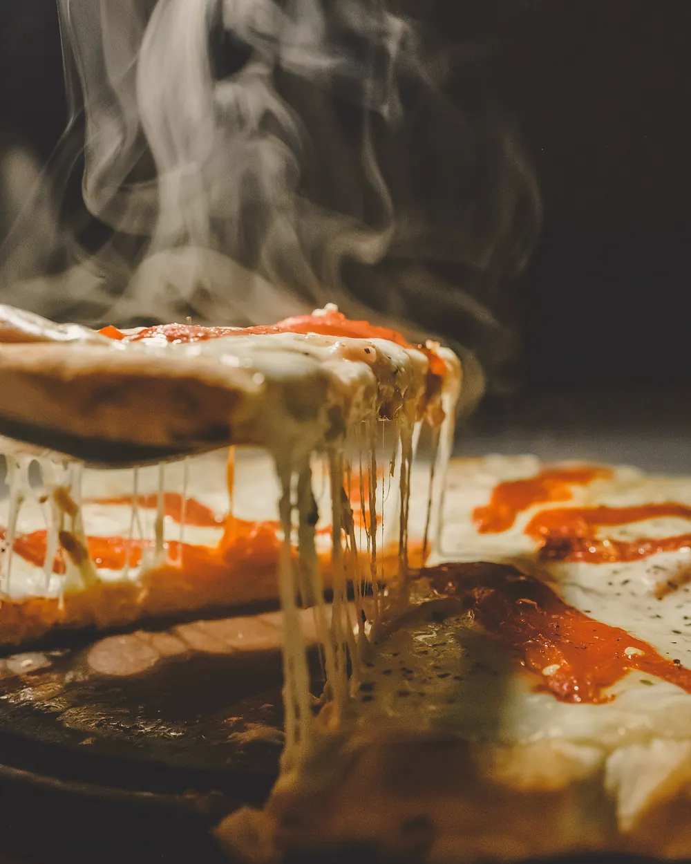 Fatia de pizza esticando o queijo
